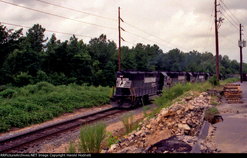 NS 7017 leads an eastbound train 